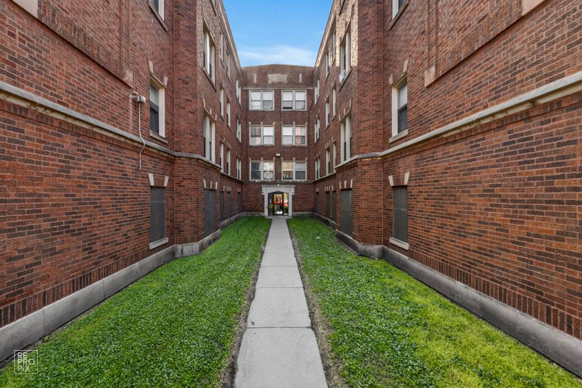 Apartment for rent at 7120 S E End, Chicago, IL 60649