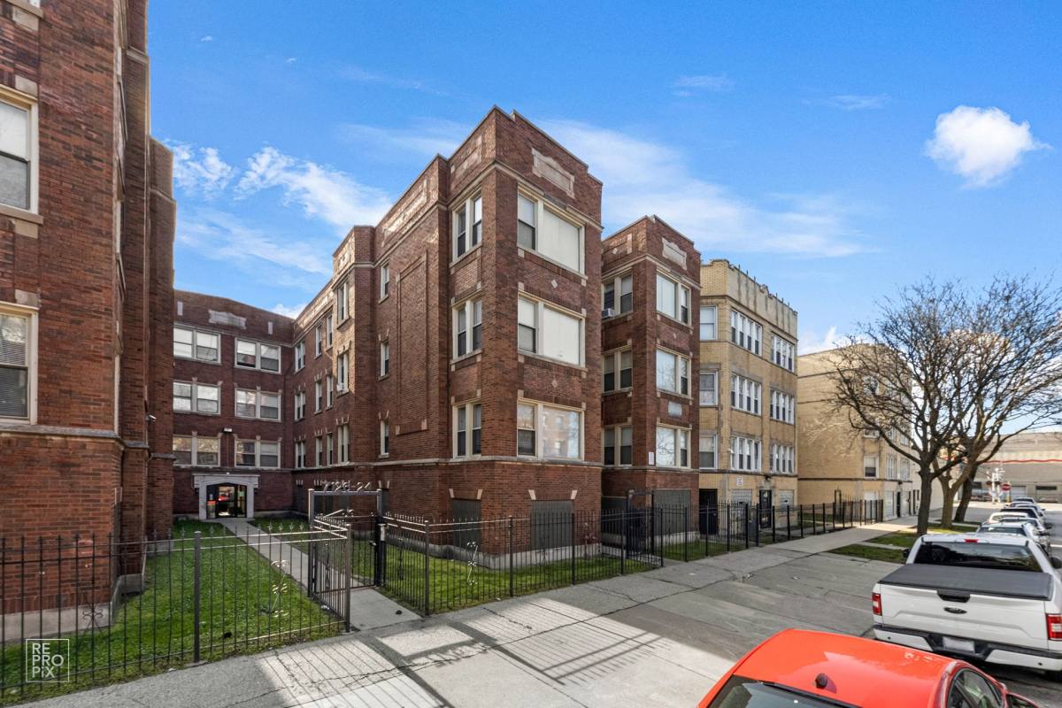 Apartment for rent at 7120 S E End, Chicago, IL 60649