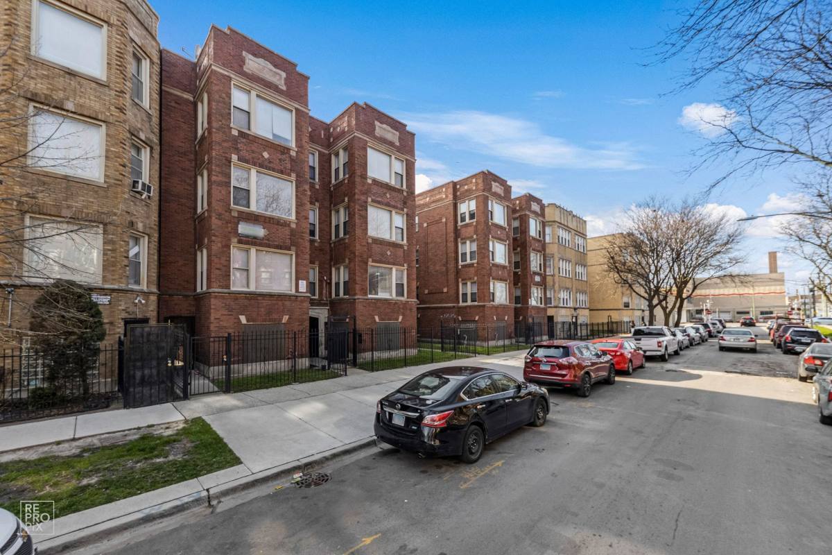 Apartment for rent at 7120 S E End, Chicago, IL 60649
