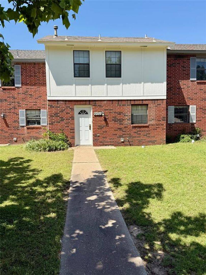 Townhouse for rent at 2329 Heatherfield Lane, Norman, OK 73071