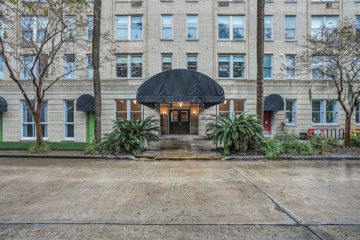 Condo for rent at 106 W Gwinnett St, Savannah, GA 31401