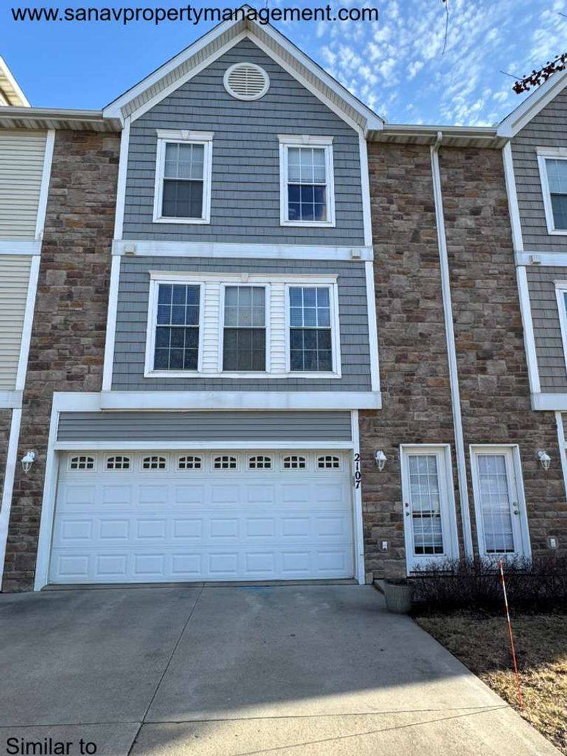 Townhouse for rent at 8302 Westown Parkway, West Des Moines, IA 50266