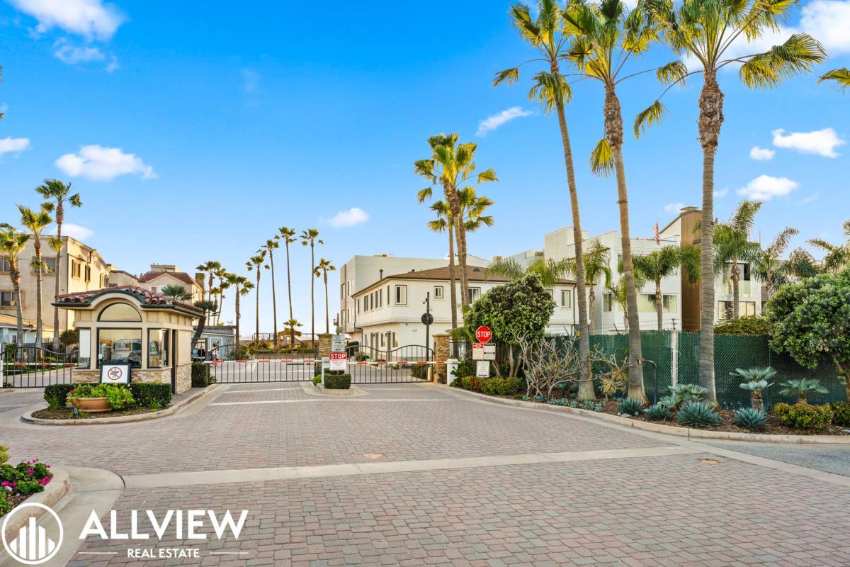 Apartment for rent at 17 C Pacific Ave, Surfside, CA 90743