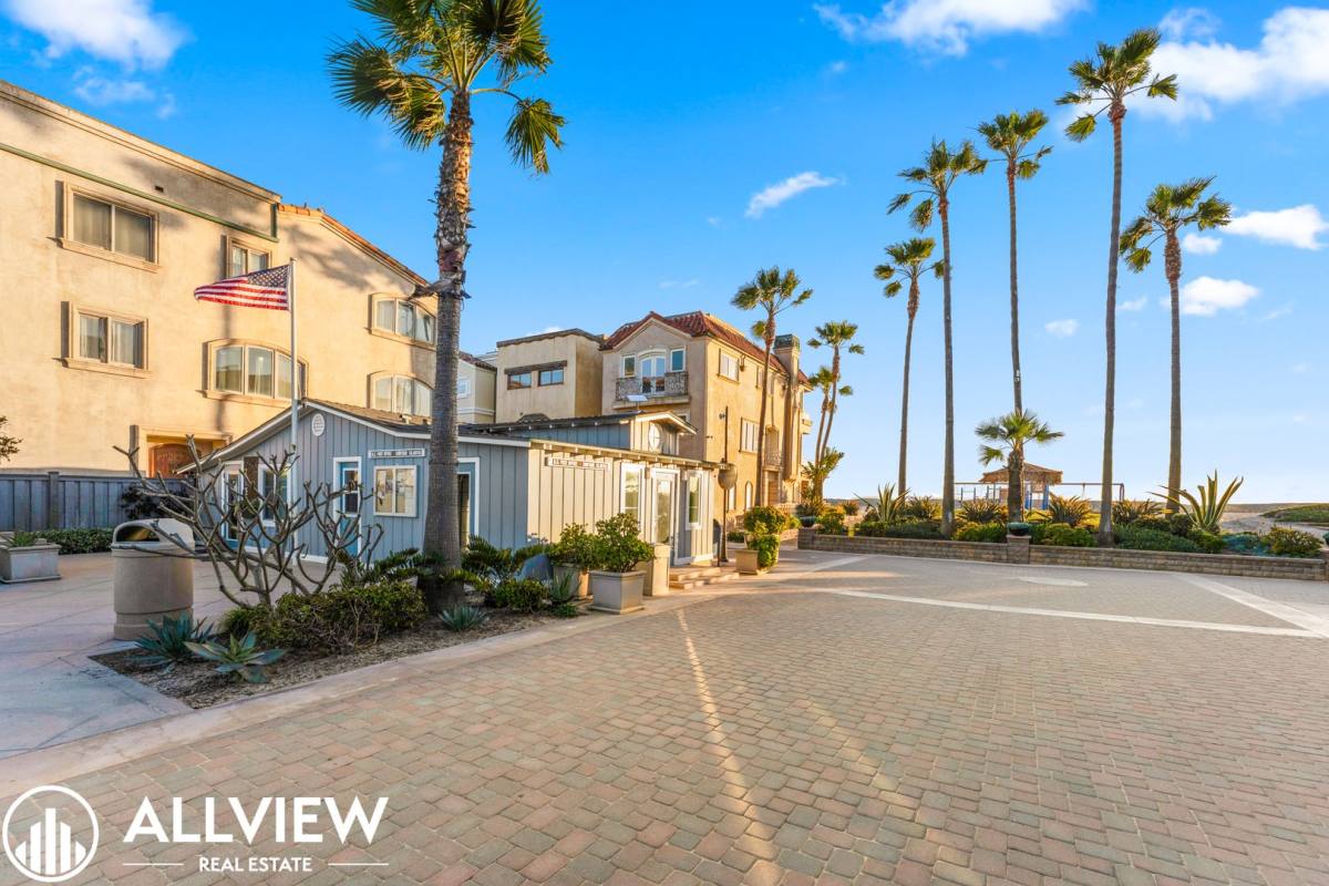 Apartment for rent at 17 C Pacific Ave, Surfside, CA 90743
