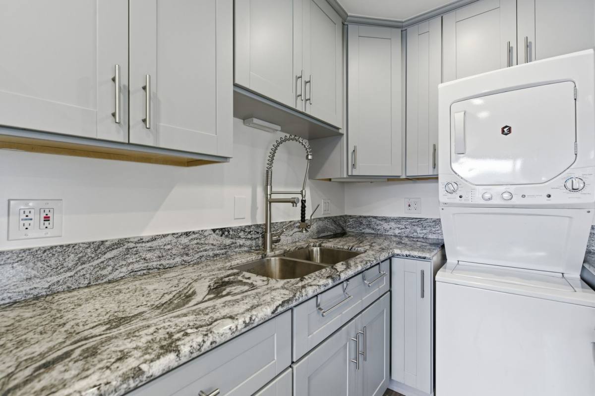 Apartment for rent at 1313 Pico Blvd, Santa Monica, CA 90405