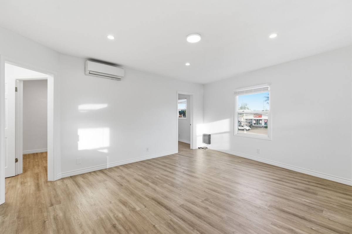 Apartment for rent at 1313 Pico Blvd, Santa Monica, CA 90405