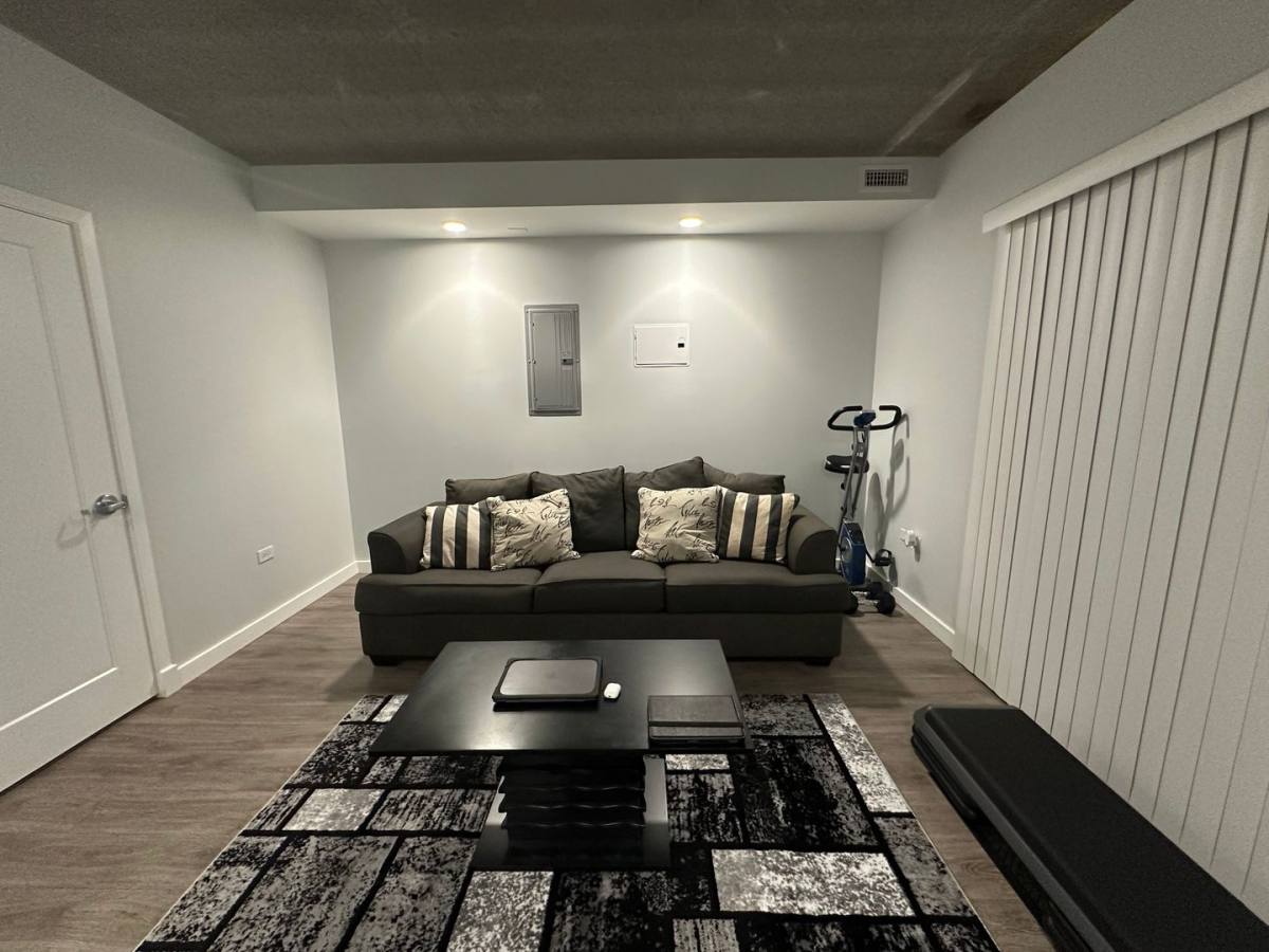 Apartment for rent at 1323 W Morse Ave, Chicago, IL 60626