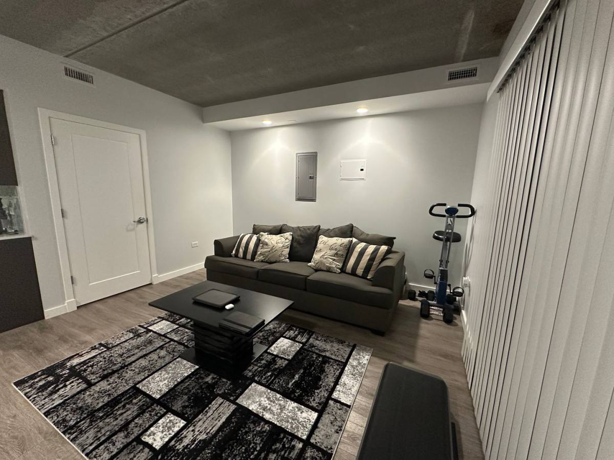 Apartment for rent at 1323 W Morse Ave, Chicago, IL 60626