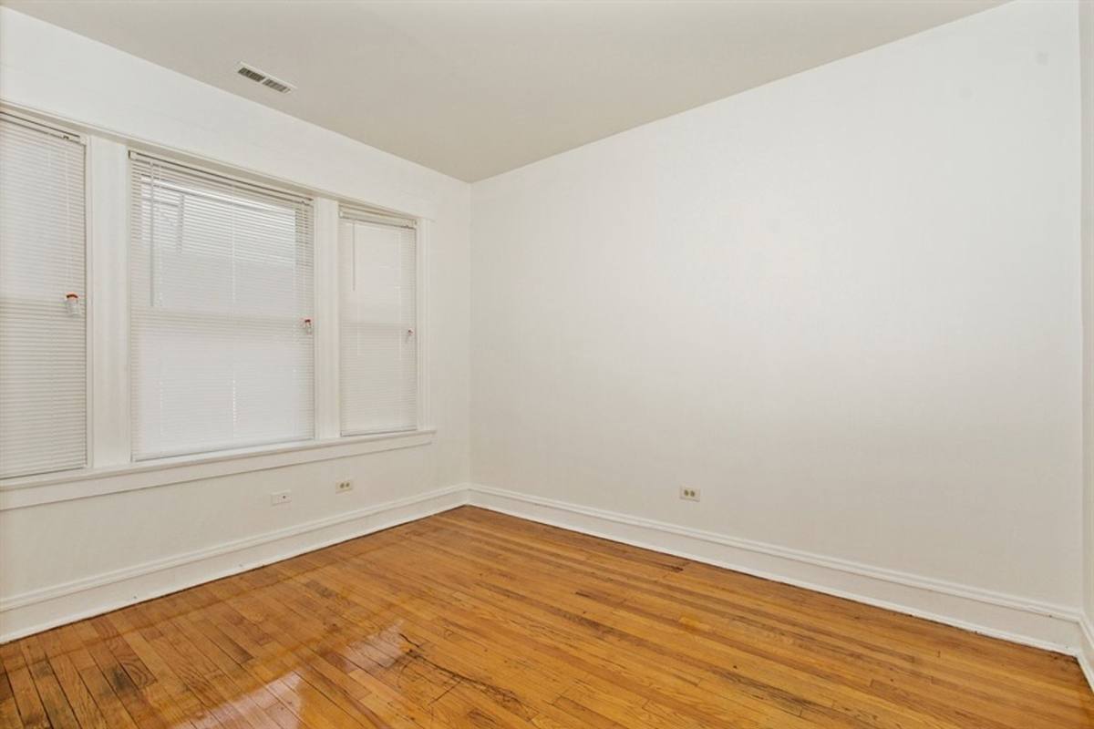 Apartment for rent at 948-50 W 77th St, Chicago, IL 60620