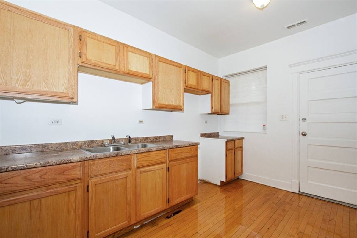 Apartment for rent at 948-50 W 77th St, Chicago, IL 60620