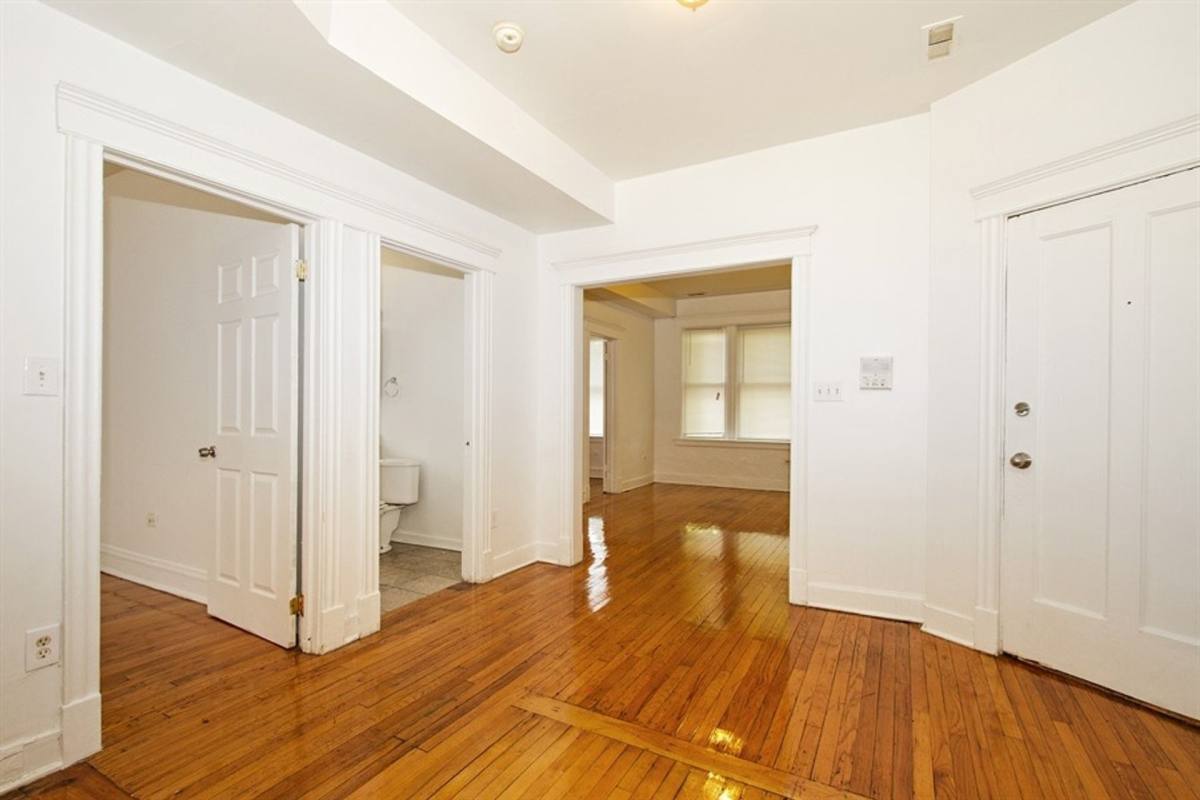 Apartment for rent at 948-50 W 77th St, Chicago, IL 60620
