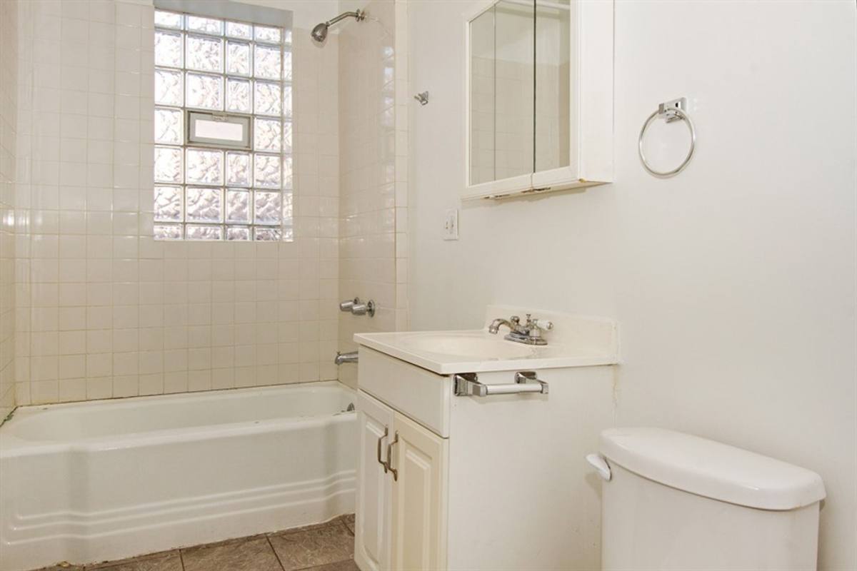 Apartment for rent at 948-50 W 77th St, Chicago, IL 60620