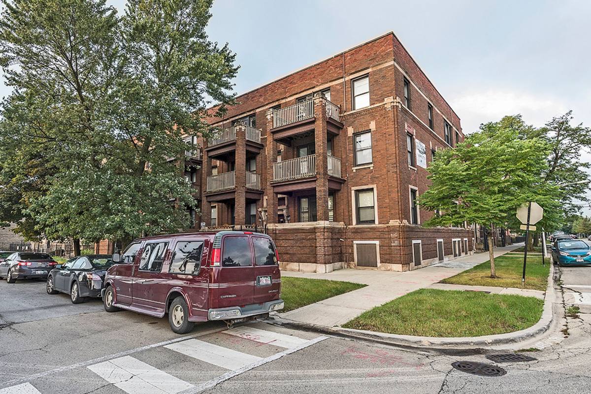 Apartment for rent at 221 E 60th St, Chicago, IL 60637