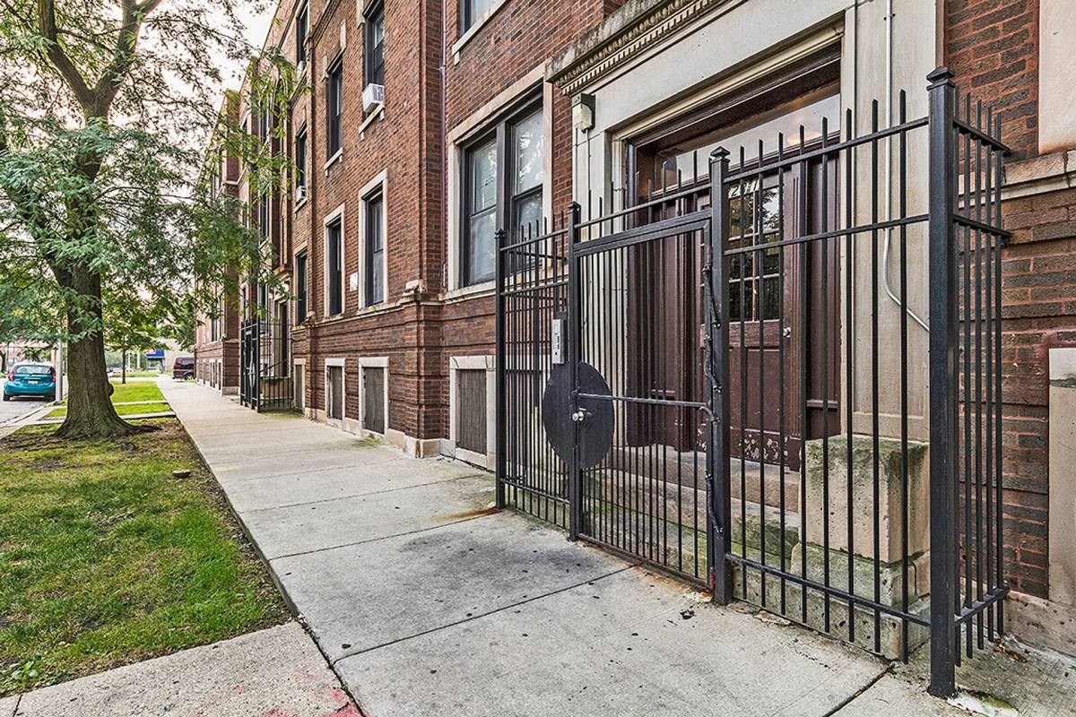 Apartment for rent at 221 E 60th St, Chicago, IL 60637