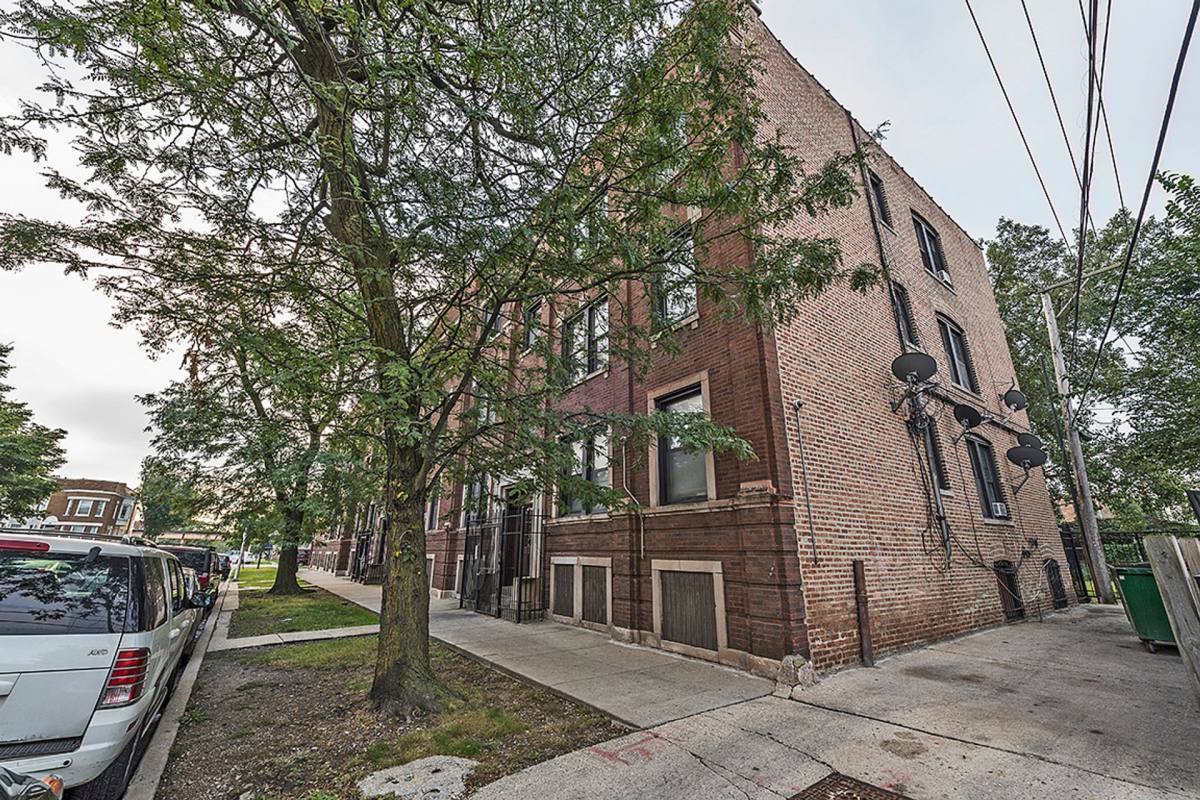 Apartment for rent at 221 E 60th St, Chicago, IL 60637