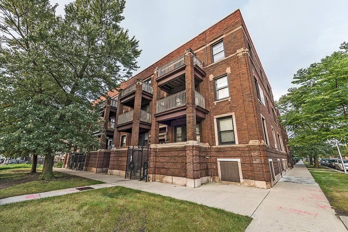 Apartment for rent at 221 E 60th St, Chicago, IL 60637