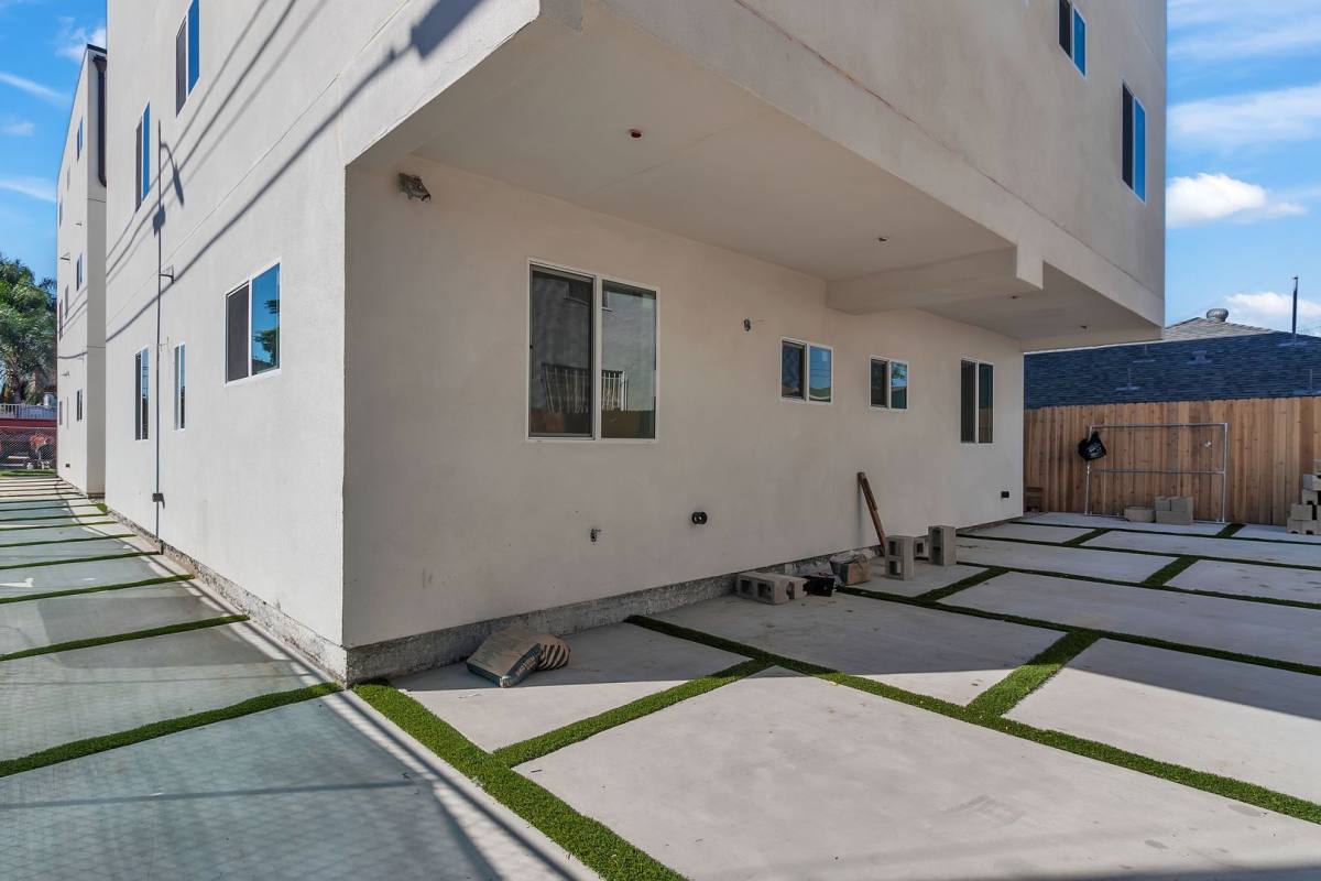 Apartment for rent at 2843-2845 E Folsom St, Los Angeles, CA 90033