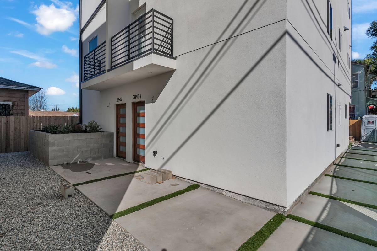 Apartment for rent at 2843-2845 E Folsom St, Los Angeles, CA 90033