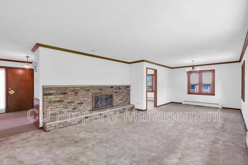 House for rent at 1702 Golfview Dr, Urbana, IL 61801