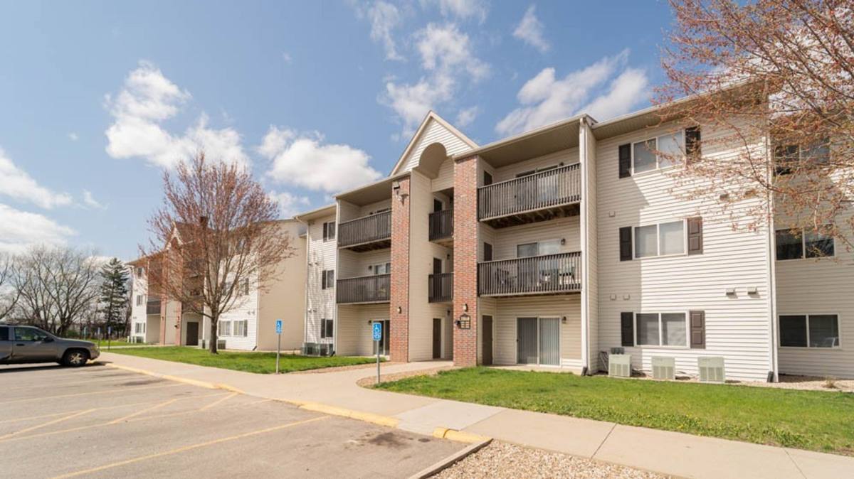 Apartment for rent at 3855 Pineview Place, Waterloo, IA 50701