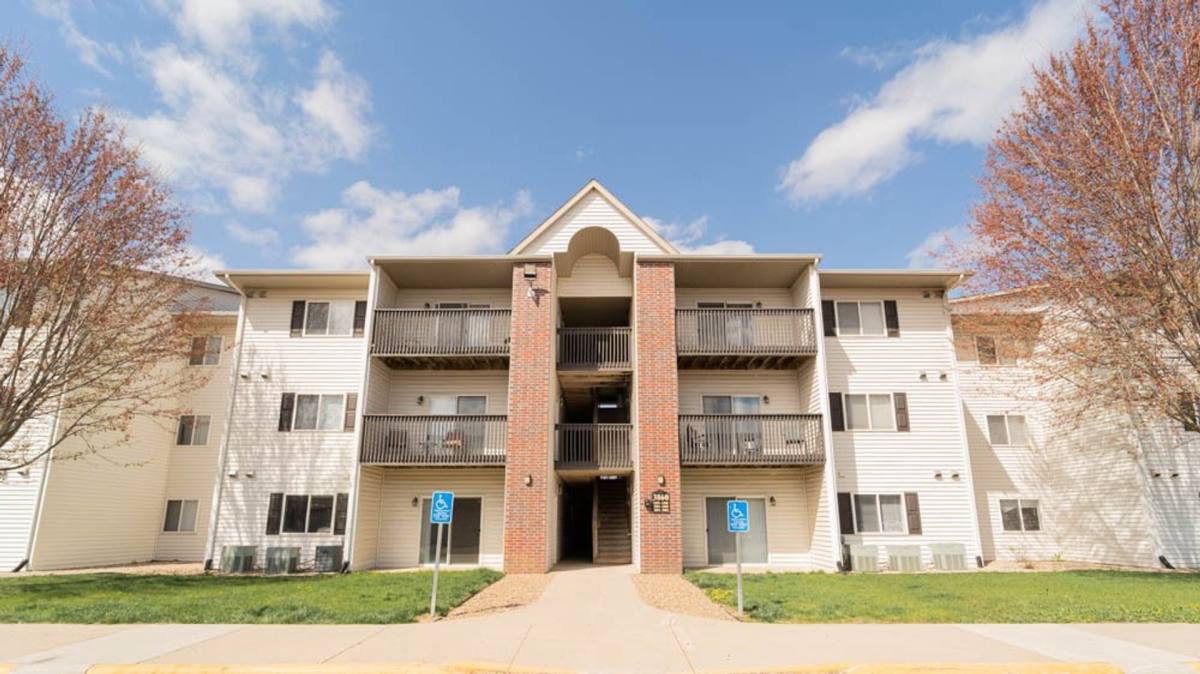 Apartment for rent at 3855 Pineview Place, Waterloo, IA 50701