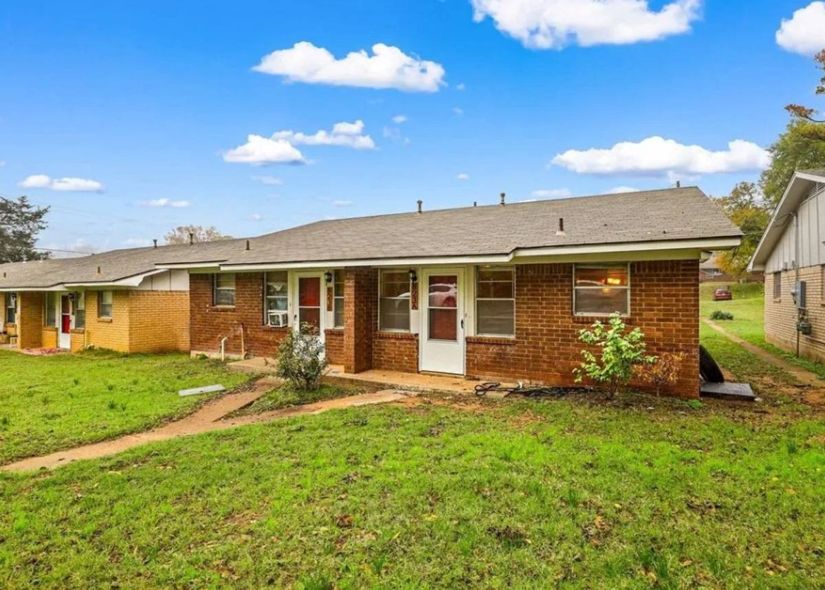 Apartment for rent at 818 W Texas St, Denison, TX 75020