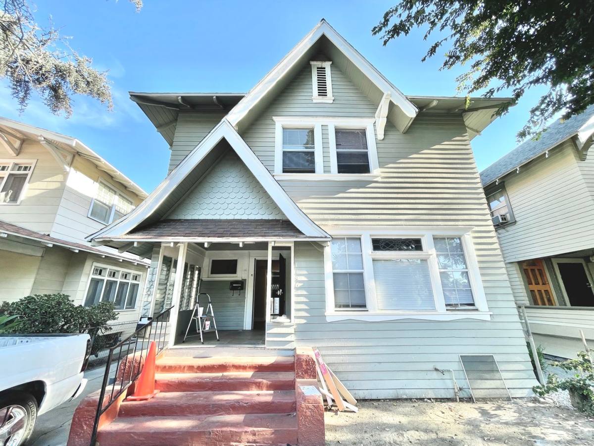 Apartment for rent at 1196 W 36th St, Los Angeles, CA 90007