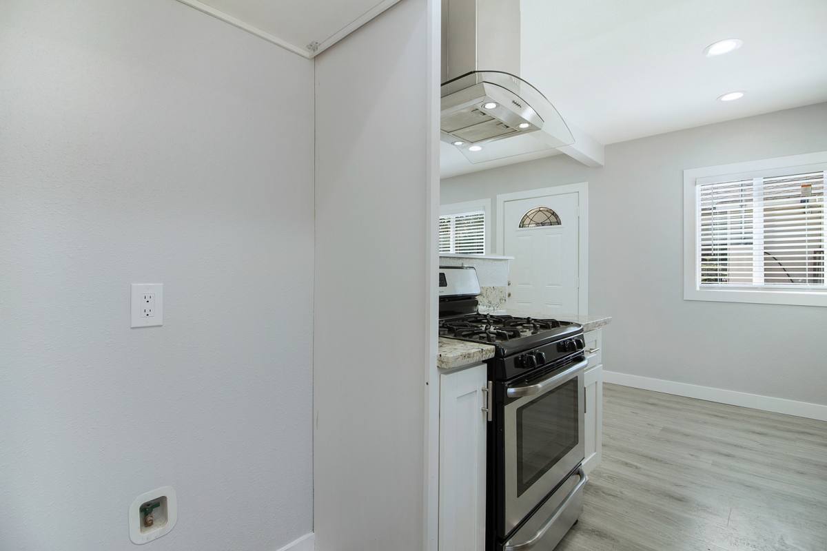 Apartment for rent at 77-79 E Ellis St, Long Beach, CA 90805
