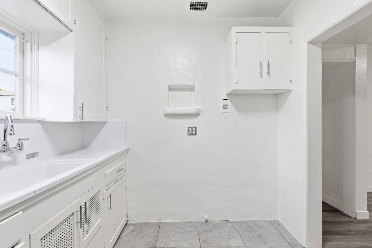 Apartment for rent at 2401 20th St, Santa Monica, CA 90405