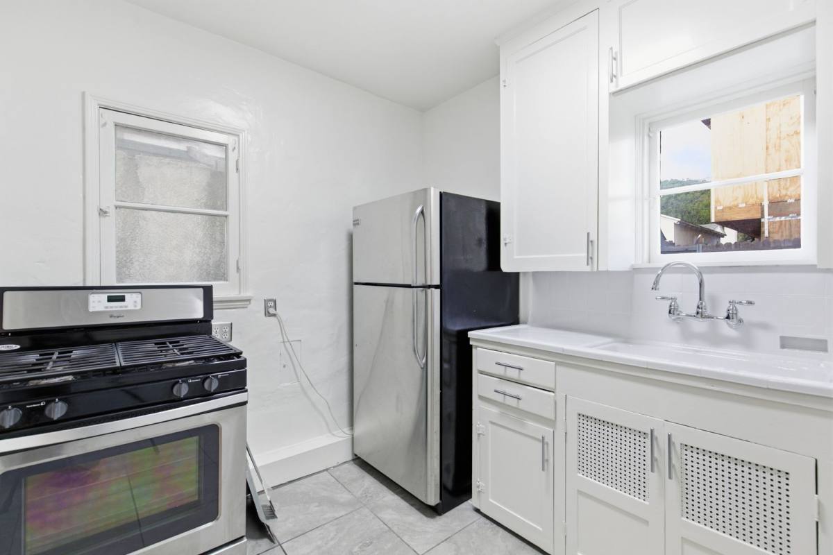Apartment for rent at 2401 20th St, Santa Monica, CA 90405