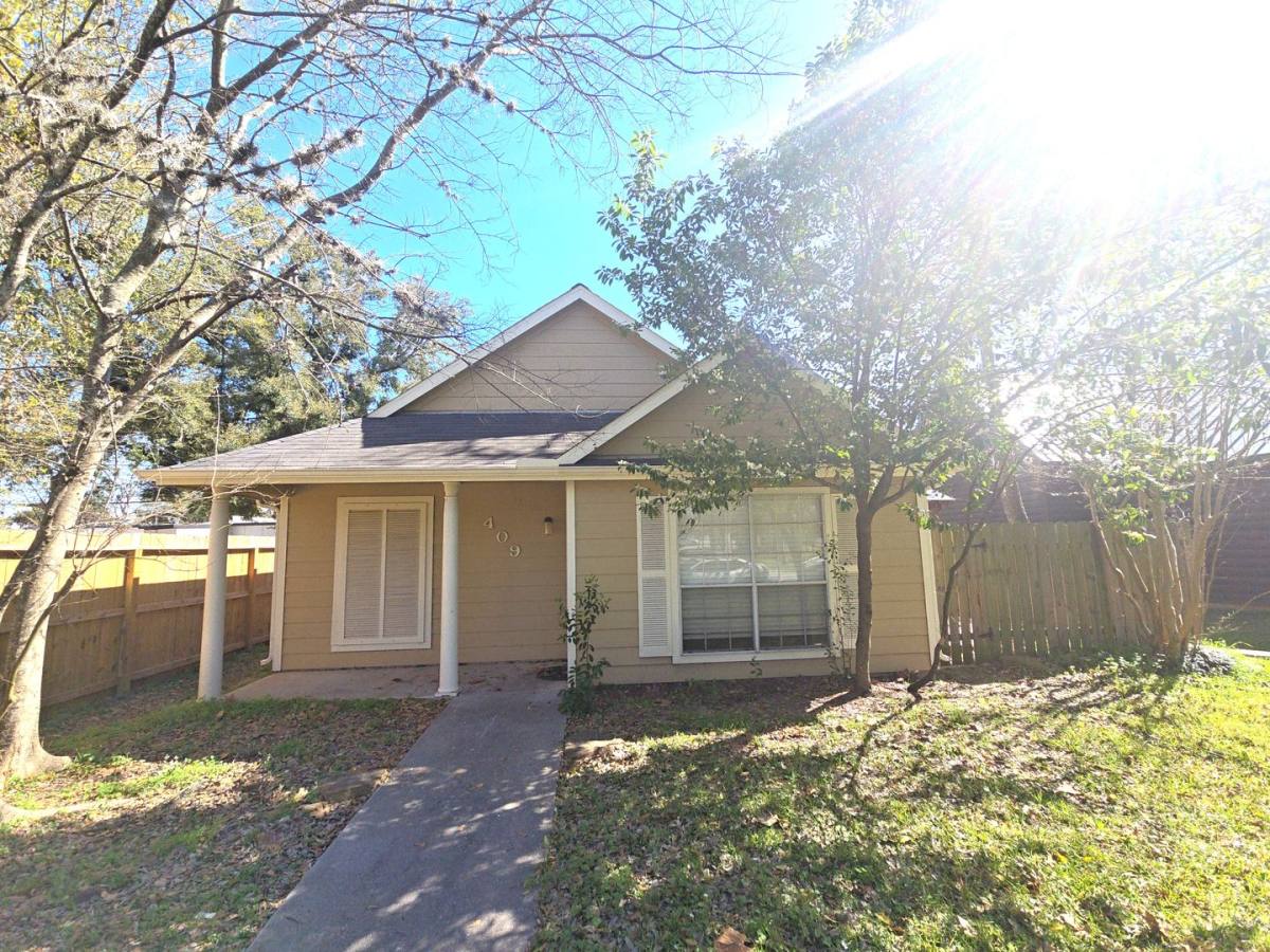 Apartment for rent at 409 Commerce St, Tomball, TX 77375