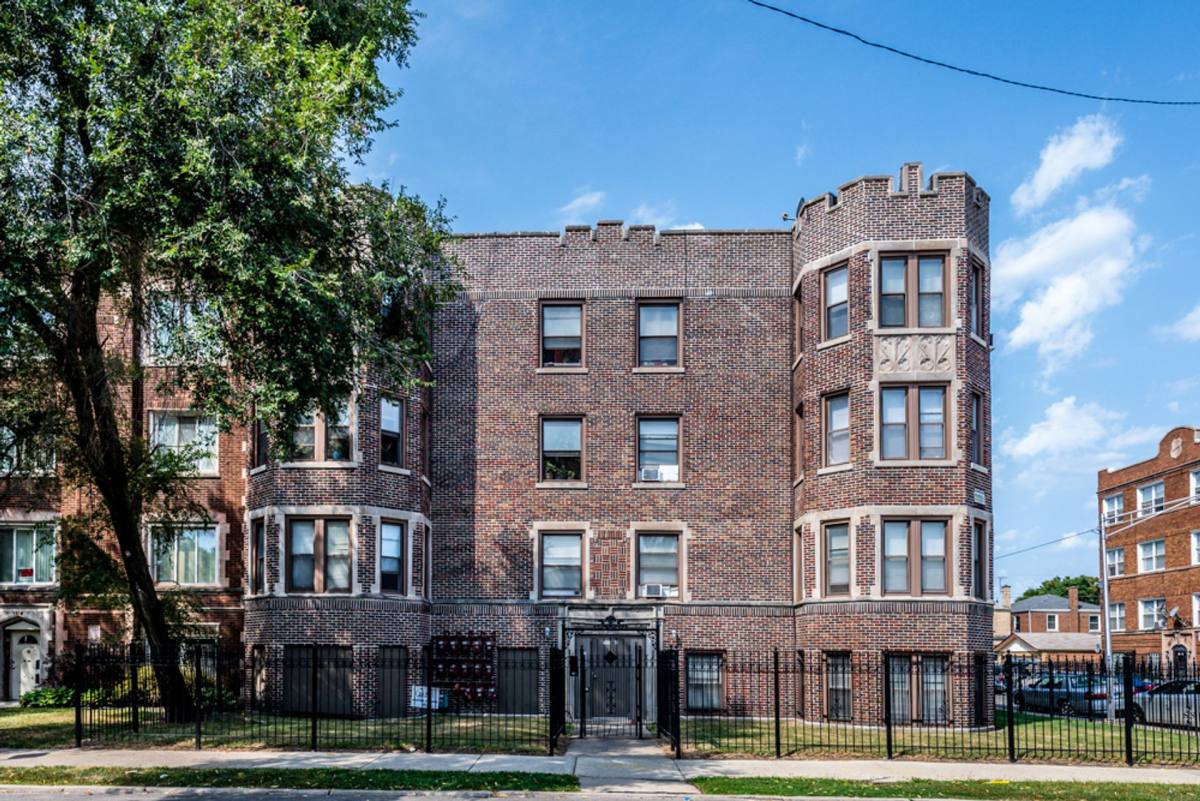 Apartment for rent at 7800 S Jeffery Blvd, Chicago, IL 60649