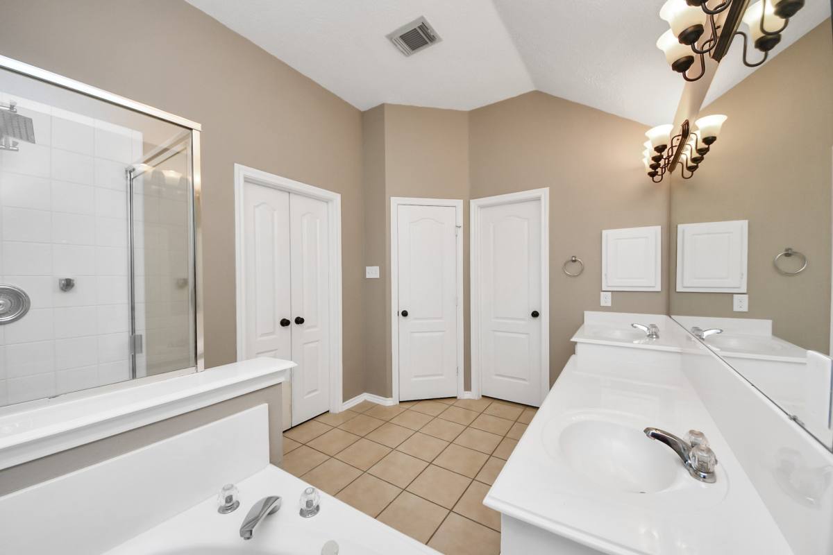 Apartment for rent at 10118 Heron Meadows Dr, Houston, TX 77095