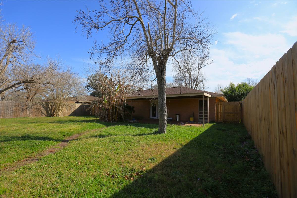 Apartment for rent at 103 E Meadow Lane #103, West Columbia, TX 77486
