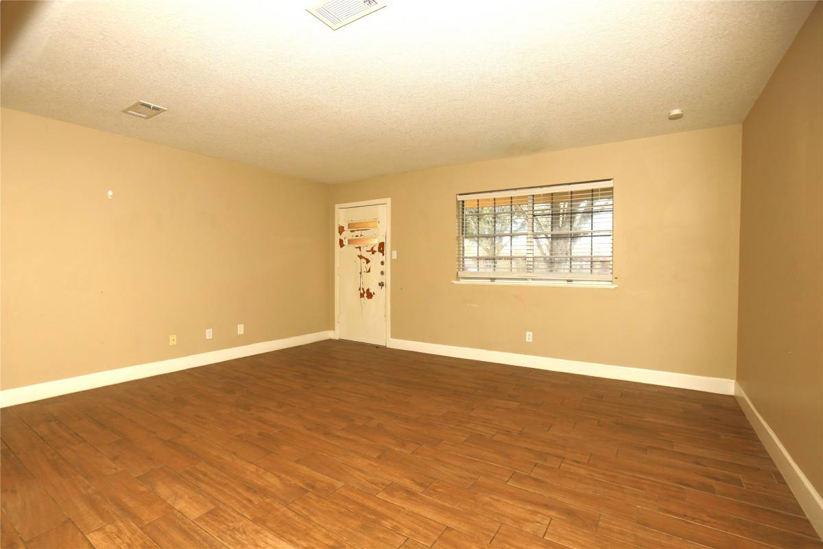 Apartment for rent at 103 E Meadow Lane #103, West Columbia, TX 77486