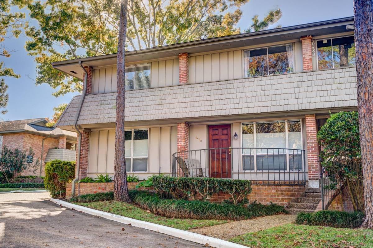 Townhouse for rent at 6480 Bayou Glen Rd, Houston, TX 77057