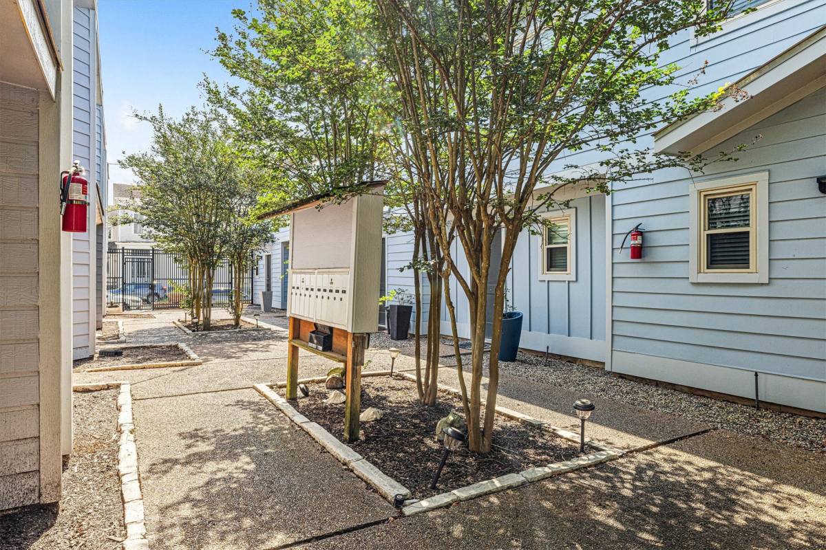 525 11th St #525-2, Galveston, TX 77550 - Townhouse For Rent - Image 3