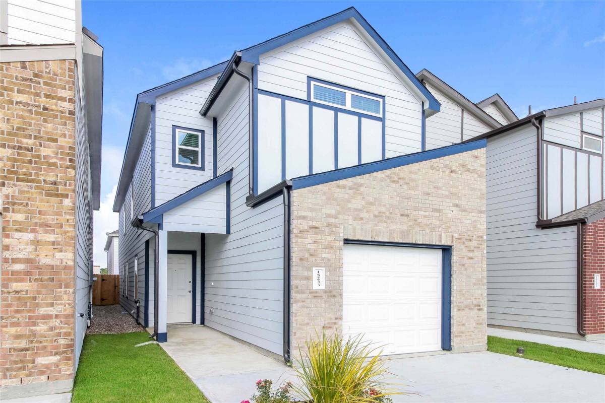 Townhouse for rent at 15233 Estrella Rd E, Houston, TX 77073