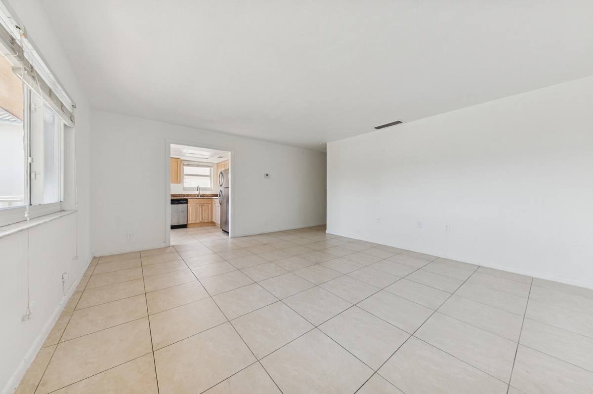 Apartment for rent at 1000 NE 9th Ave #6, Delray Beach, FL 33483