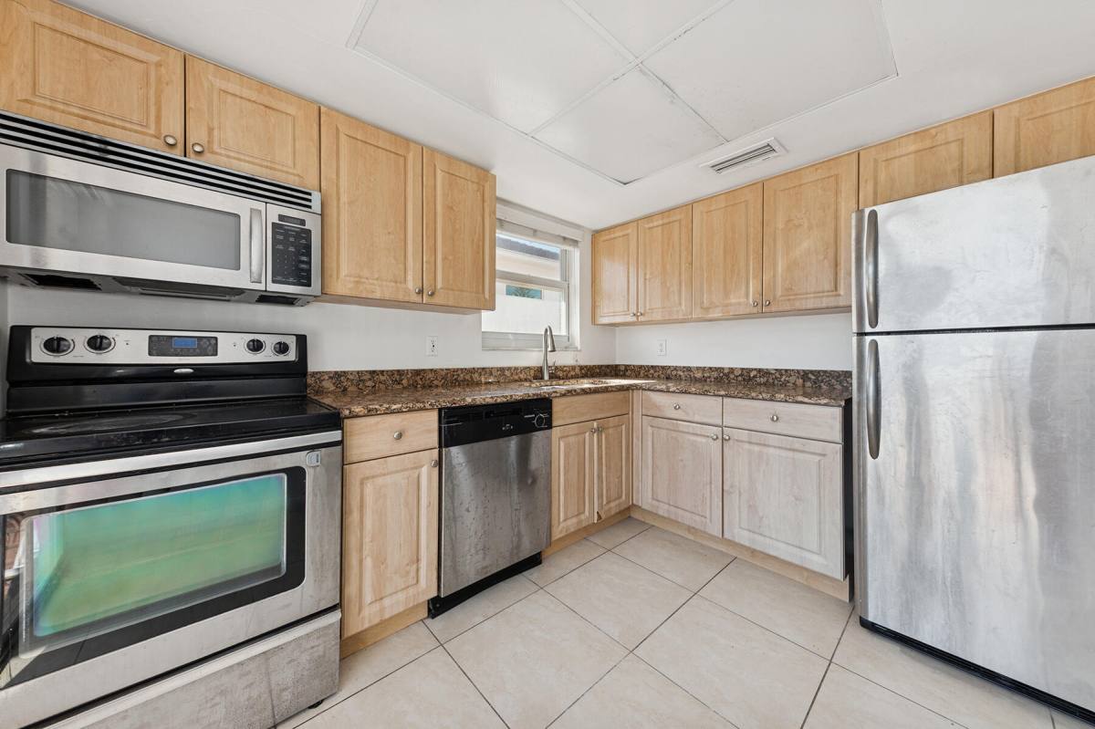 Apartment for rent at 1000 NE 9th Ave #6, Delray Beach, FL 33483