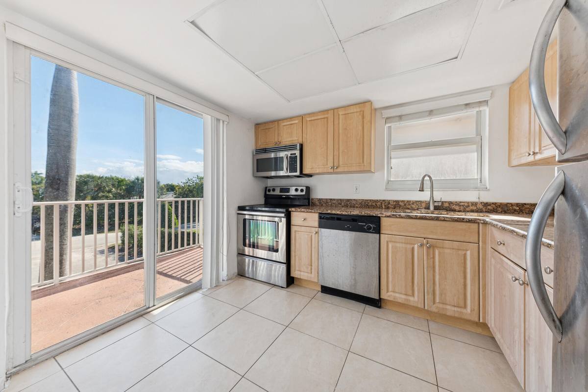 Apartment for rent at 1000 NE 9th Ave #6, Delray Beach, FL 33483
