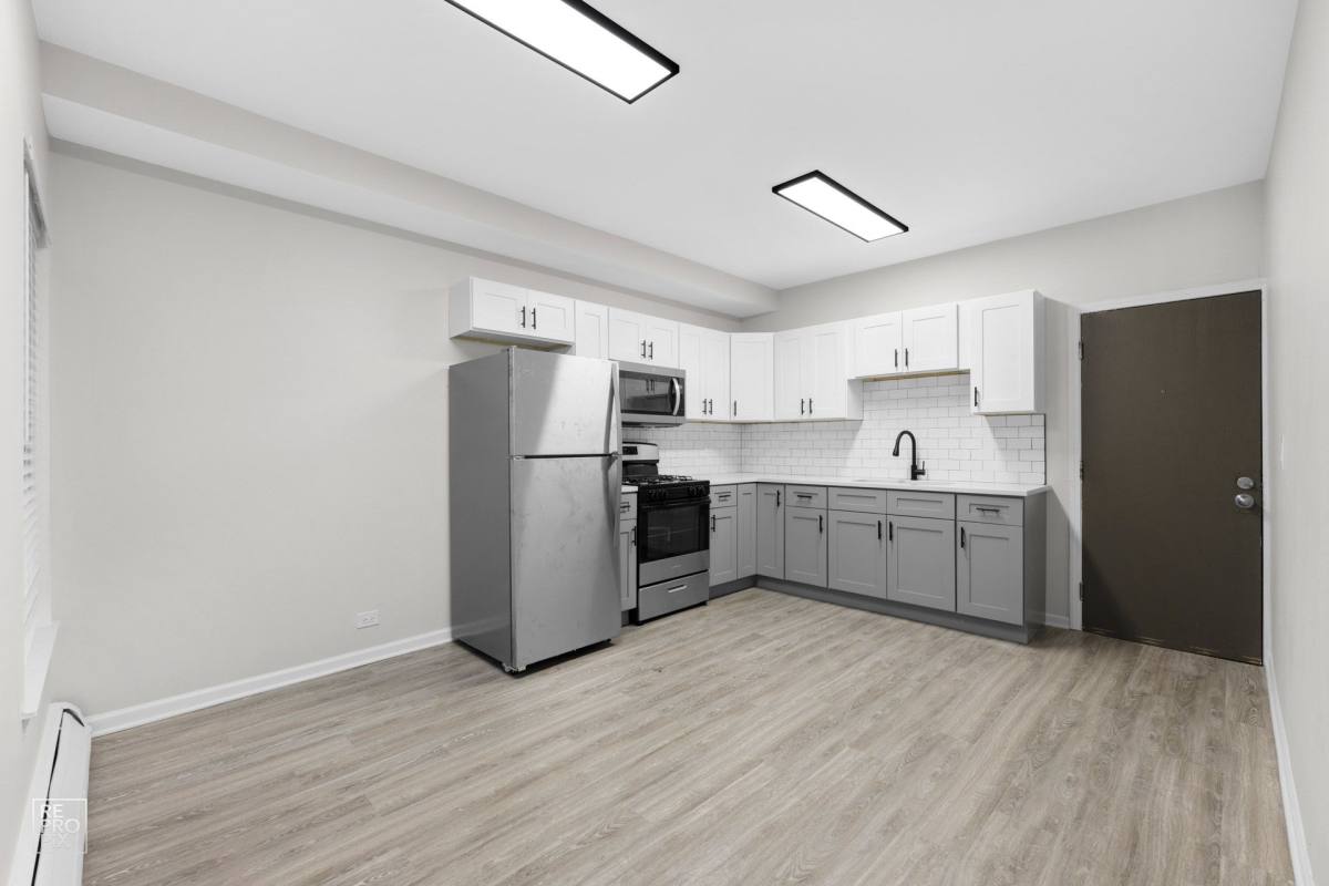 Apartment for rent at 7316 S Jeffery Blvd, Chicago, IL 60649