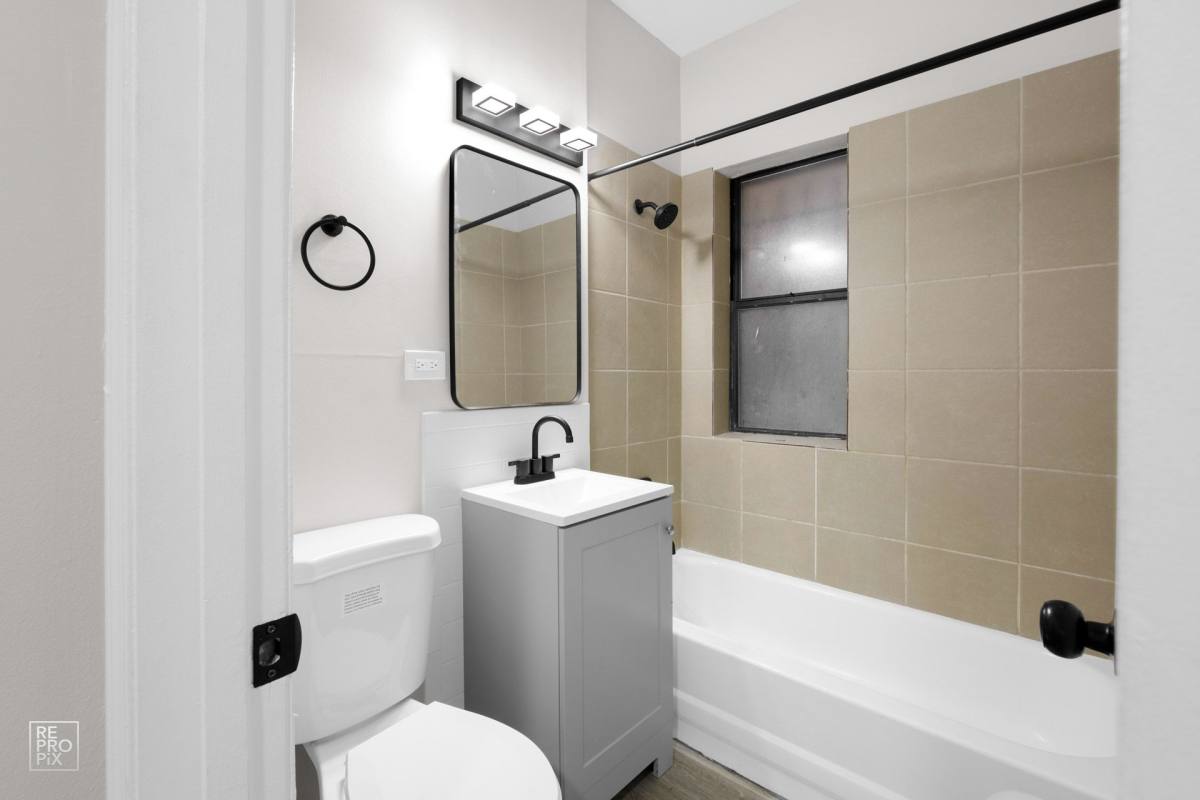 Apartment for rent at 7316 S Jeffery Blvd, Chicago, IL 60649