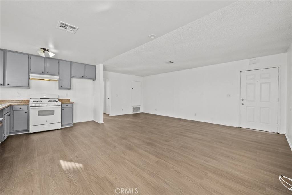 Apartment for rent at 38501 Larkin Ave #4, Palmdale, CA 93550