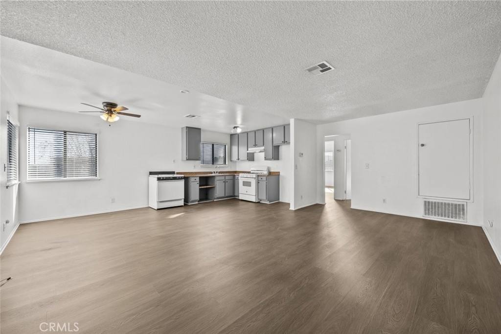 Apartment for rent at 38501 Larkin Ave #4, Palmdale, CA 93550