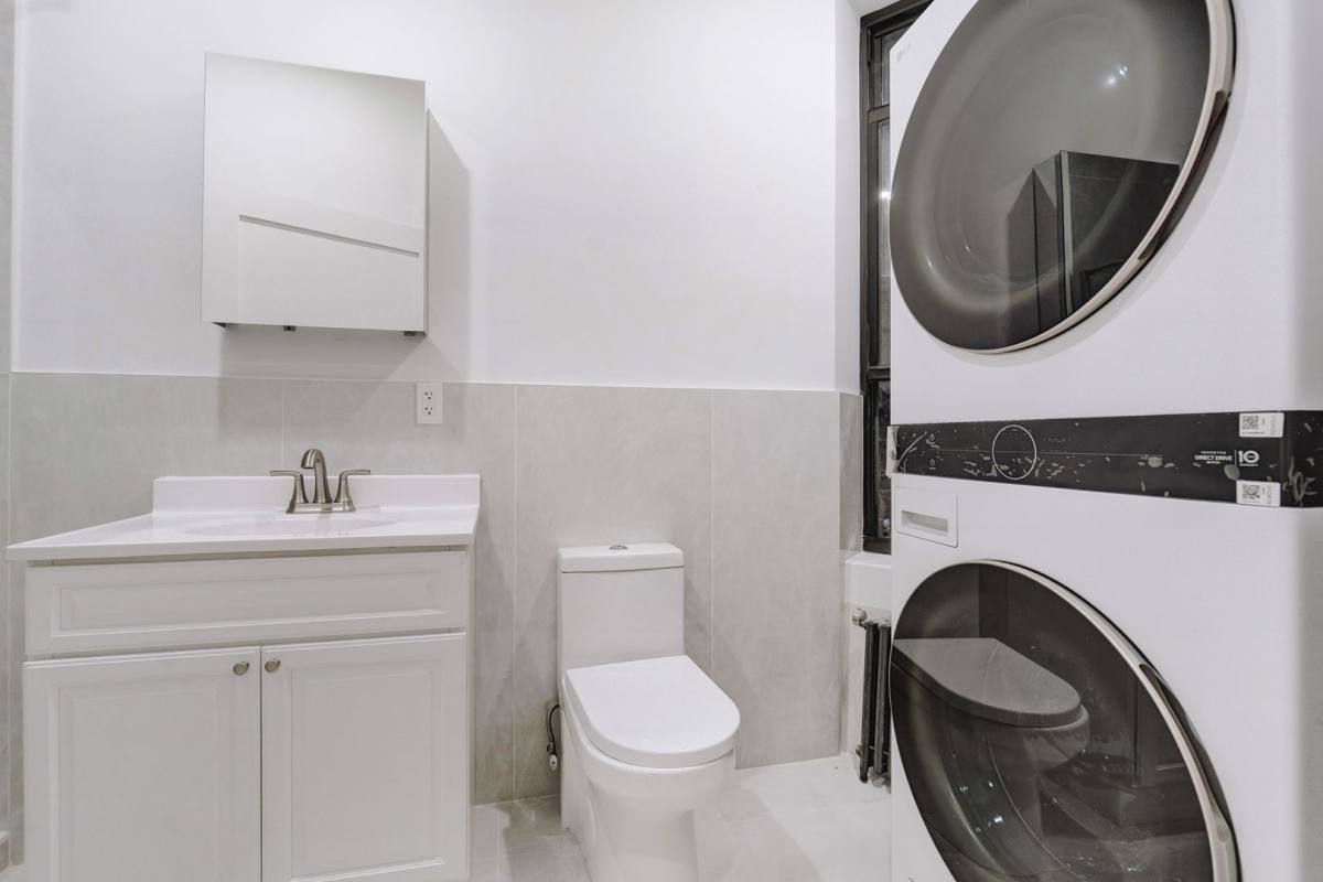 Apartment for rent at 219 E 89th St, New York, NY 10128