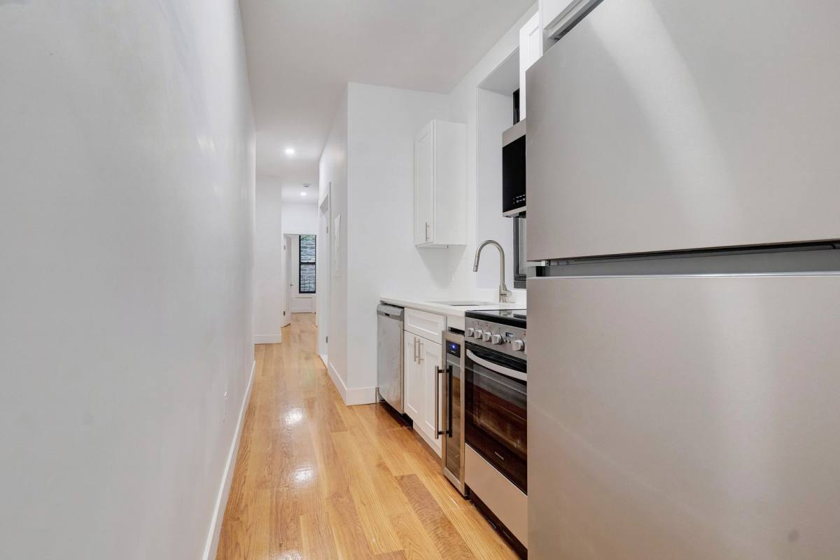 Apartment for rent at 219 E 89th St, New York, NY 10128