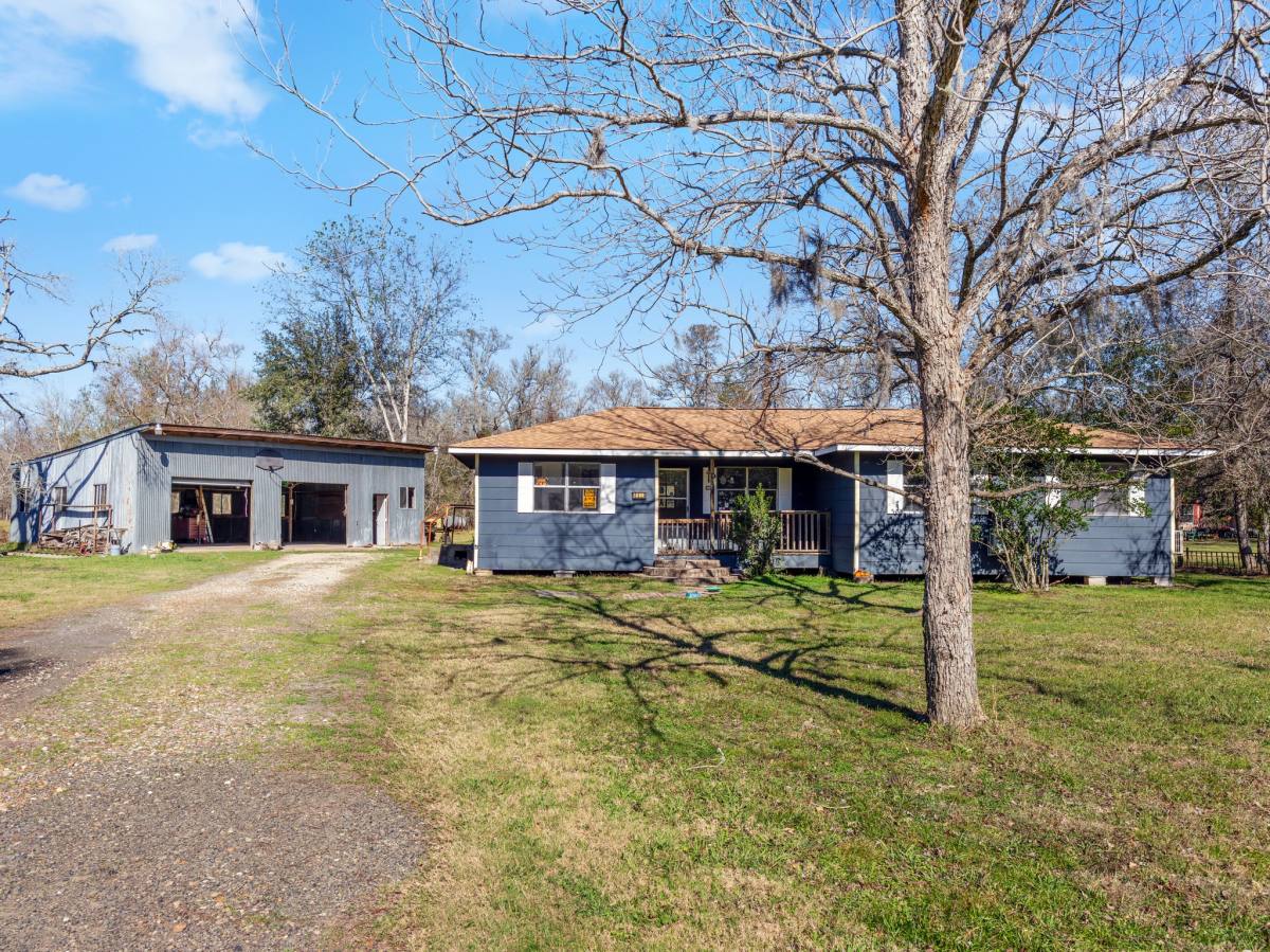 Apartment for rent at 5519 Kincer Rd, Damon, TX 77430