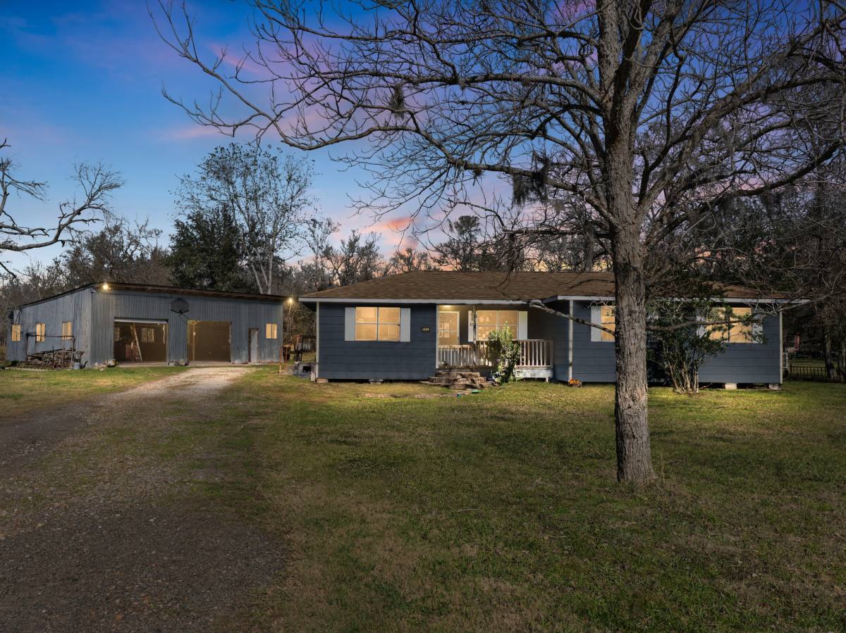 Apartment for rent at 5519 Kincer Rd, Damon, TX 77430