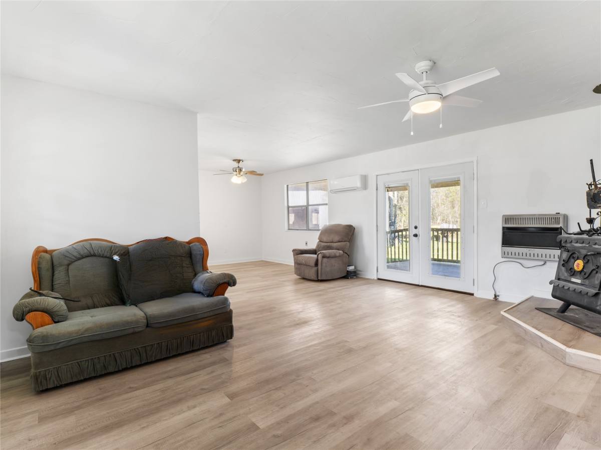 Apartment for rent at 5519 Kincer Rd, Damon, TX 77430